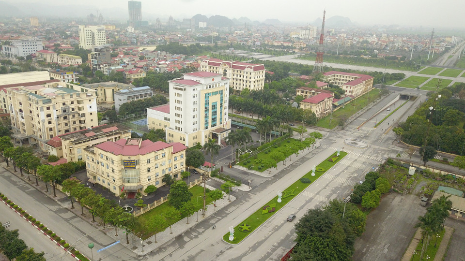 Các tuyến đường tại thành phố Ninh Bình vắng vẻ hơn so với mọi ngày. (Ảnh: Minh Đức/TTXVN)
