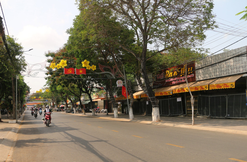 Tuyến đường Tôn Đức Thắng, phường Mỹ Bình, thành phố Long Xuyên (An Giang) vắng phương tiện giao thông, hàng quán hai bên đường tạm nghỉ. (Ảnh: Công Mạo/TTXVN)