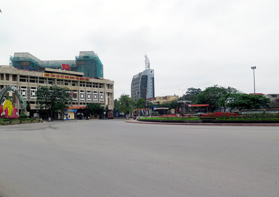 Tuyến đường trung tâm thành phố Thái Nguyên ít phương tiện giao thông đi lại. (Ảnh: Quân Trang/TTXVN)