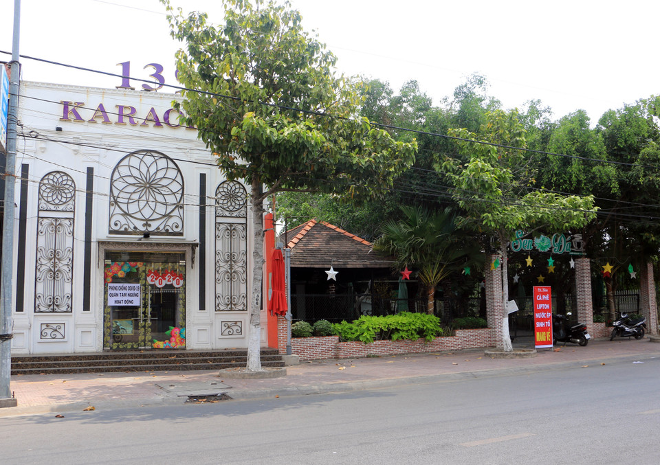  Các quán càphê trên đường Trần Đại Nghĩa, thành phố Vĩnh Long, đều tạm dừng hoạt động, một số quán phục vụ mang về. (Ảnh: Phạm Minh Tuấn/TTXVN).