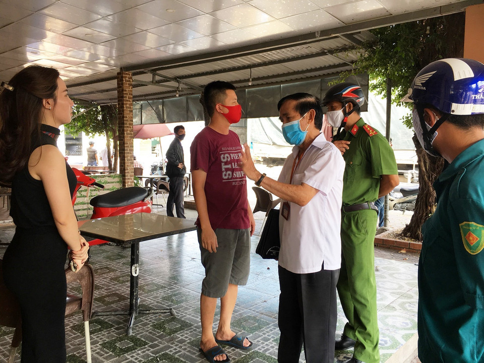 Đoàn kiểm tra, giám sát phòng chống dịch COVID-19 huyện Châu Thành yêu cầu một quán cà phê ở xã Vĩnh Hòa Hiệp, huyện Châu Thành ngưng phục vụ khách sáng 1/4/2020. (Ảnh: Hồng Đạt/TTXVN)