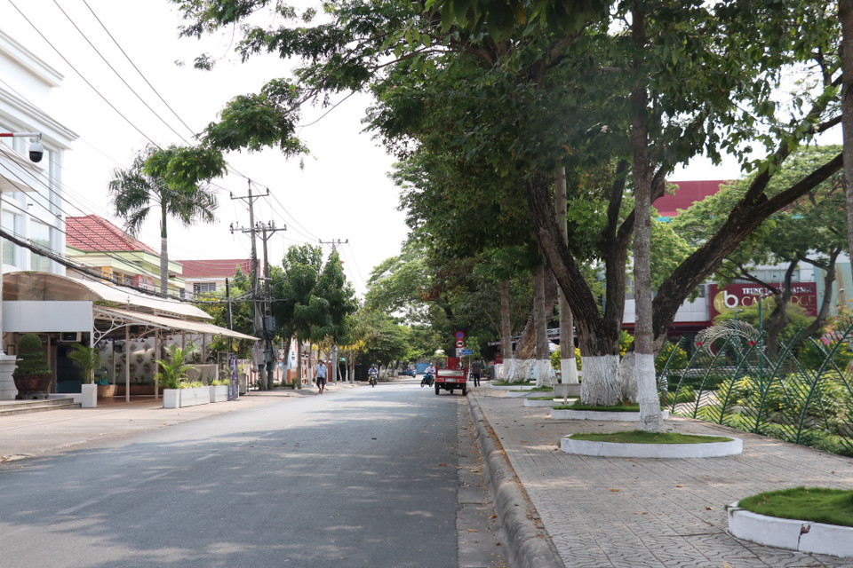 Đường phố Bến Tre vắng lặng, ít người dân di lại. (Ảnh: Huỳnh Phúc Hậu/TTXVN)