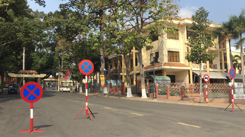 Đặt biển hạn chế người và phương tiện qua lại khu vực vào Trung tâm hành chính Thành phố Thủ Dầu Một. (Ảnh: Nguyễn Văn Việt/TTXVN)