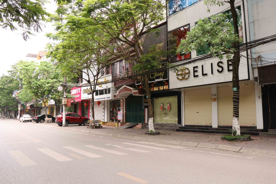 Phố Nguyễn Gia Thiều, thành phố Bắc Ninh, nhiều cửa hàng kinh doanh đã đóng cửa. (Ảnh: Thái Hùng/TTXVN)