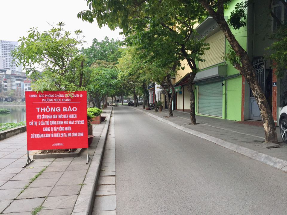 Phố cà phê, ẩm thực Phạm Huy Thông (Ba Đình, Hà Nội) hàng quán đóng cửa, vắng bóng người thực hiện nghiêm chỉ đạo của Chính phủ và thành phố. (Ảnh: Nguyễn Thắng/TTXVN)