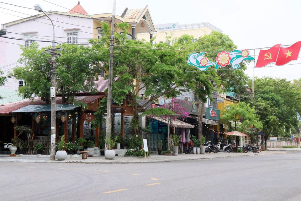 Đường phố và hàng quán Tam Kỳ, Quảng Nam, đóng cửa và vắng vẻ so với mọi ngày. (Ảnh: Trần Tĩnh/TTXVN)