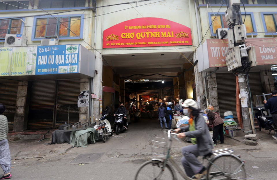 Các chợ phục vụ các mặt hàng thiết yếu vẫn hoạt động bình thường. Ảnh: Trần Việt - TTXVN