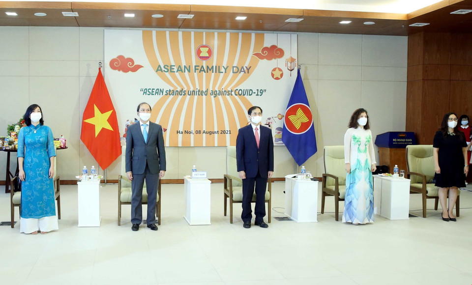 Bộ trưởng Bộ Ngoại giao Bùi Thanh Sơn và các đại biểu tham dự Lễ chào cờ ASEAN theo hình thức trực tuyến tại điểm cầu Hà Nội. (Ảnh: Phạm Kiên/TTXVN)