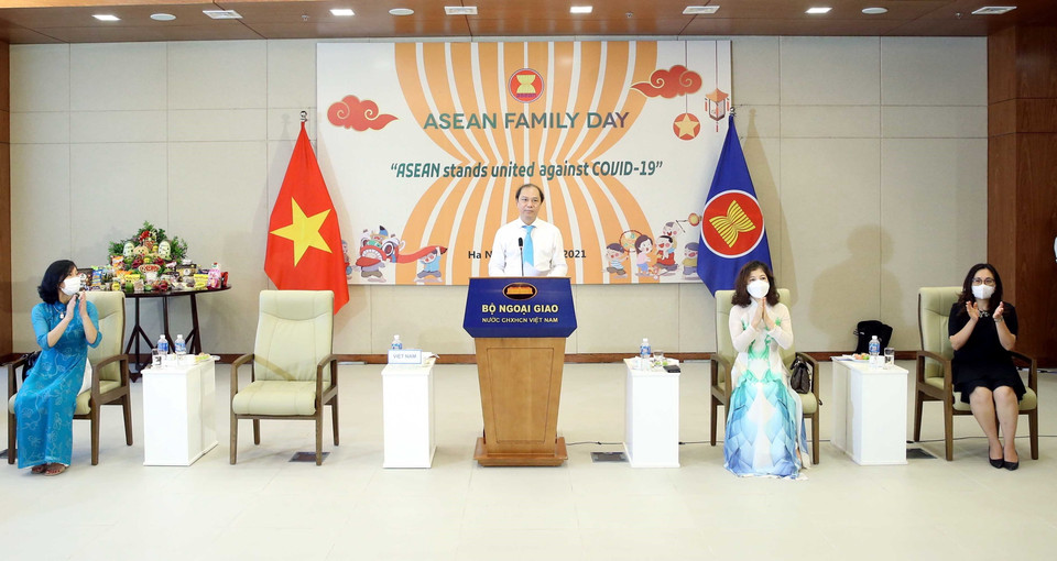 Thứ trưởng Ngoại giao Nguyễn Quốc Dũng, Trưởng SOM ASEAN Việt Nam phát biểu khai mạc Ngày Gia đình ASEAN (ASEAN Family Day) với khẩu hiệu 'ASEAN đoàn kết chung tay đẩy lùi COVID-19.' (Ảnh: Phạm Kiên/TTXVN)