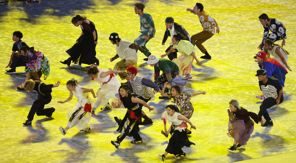 Các nghệ sỹ biểu diễn trong lễ bế mạc Olympic Tokyo 2020 trên sân vận động Olympic (Tokyo, Nhật Bản) ngày 8/8/2021. (Ảnh: AFP/TTXVN)