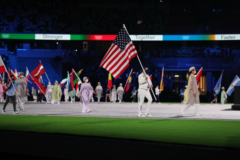 Đại diện các đoàn thể thao cầm cờ tiến vào sân vận động Olympic (Tokyo, Nhật Bản) trong lễ bế mạc Olympic Tokyo 2020 ngày 8/8/2021. (Ảnh: THX/TTXVN)