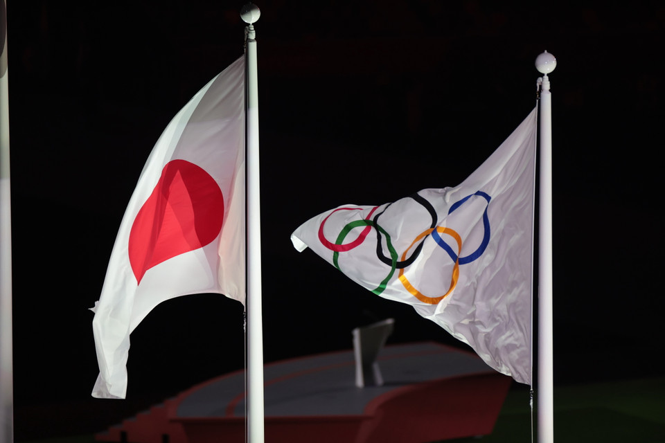 Quốc kỳ Nhật Bản (trái) và cờ Olympic tại lễ bế mạc Olympic Tokyo 2020. (Ảnh: THX/TTXVN)