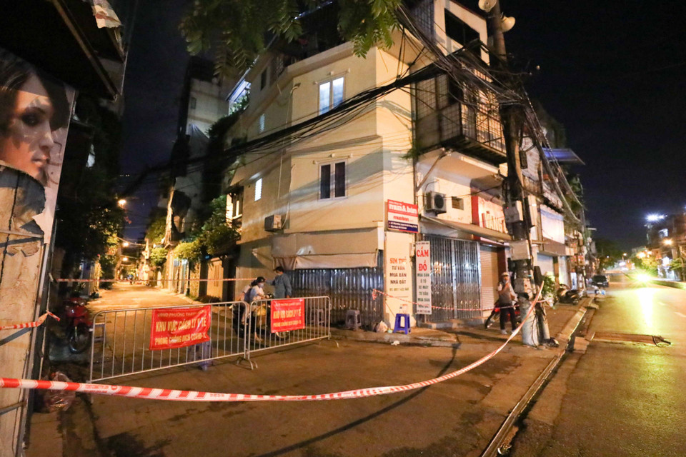  Khu vực ngõ 651 Minh Khai, phường Thanh Lương, quận Hai Bà Trưng hiện đang phong tỏa để phục vụ công tác phòng chống dịch. (Ảnh: Thanh Tùng/TTXVN)