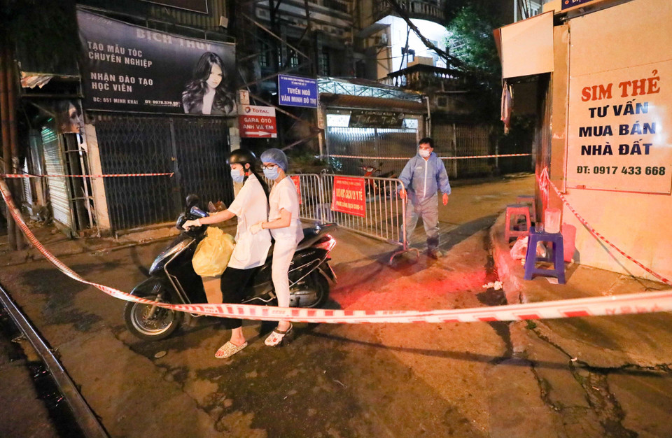 Khu vực ngõ 651 Minh Khai, phường Thanh Lương, quận Hai Bà Trưng hiện đang phong tỏa để phục vụ công tác phòng chống dịch. (Ảnh: Thanh Tùng/TTXVN)