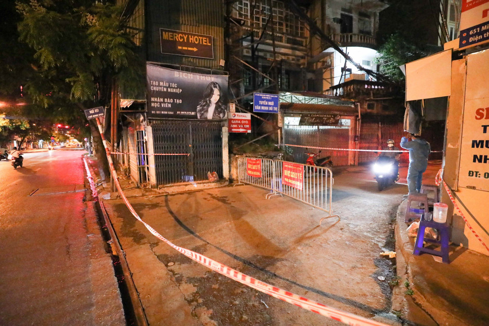  Chính quyền địa phương đề nghị mọi người dân ở nhà và ra ngoài khi thật sự cần thiết, không đi qua khu vực ngõ 651 Minh Khai. (Ảnh: Thanh Tùng/TTXVN)