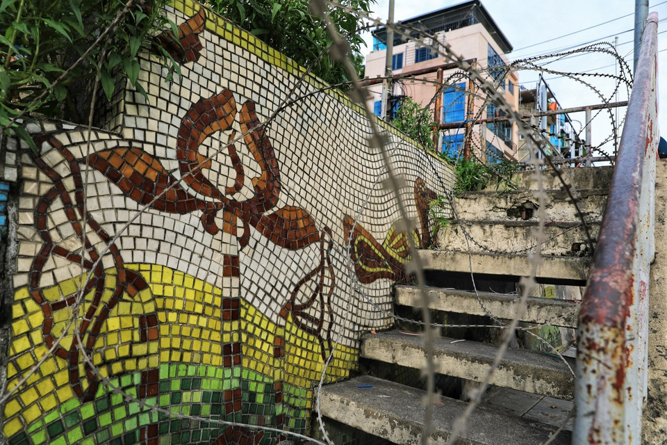 Hàng rào dây thép gai được lắp dọc tuyến đường Hồng Hà trên "con đường gốm sứ". (Ảnh: Thành Đạt/TTXVN)