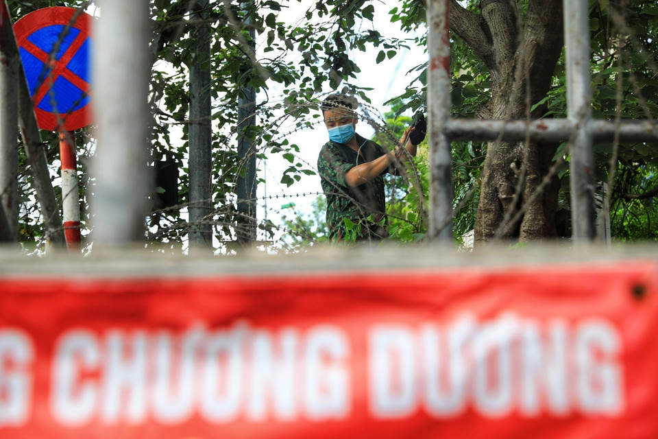 Tất cả các lối lên dọc tuyến đường Hồng Hà đã được lực lượng quân đội chăng kín hàng rào dây thép gai. (Ảnh: Thành Đạt/TTXVN)