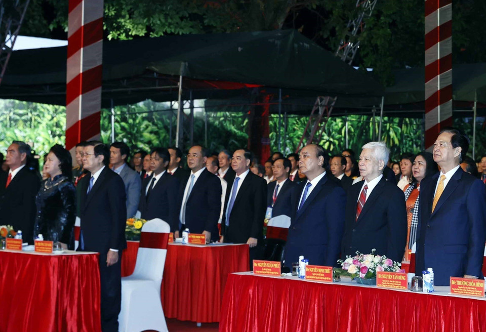 Chủ tịch nước Nguyễn Xuân Phúc cùng các đồng chí lãnh đạo, nguyên lãnh đạo Đảng, Nhà nước thực hiện nghi thức chào cờ. (Ảnh: Thống Nhất/TTXVN)