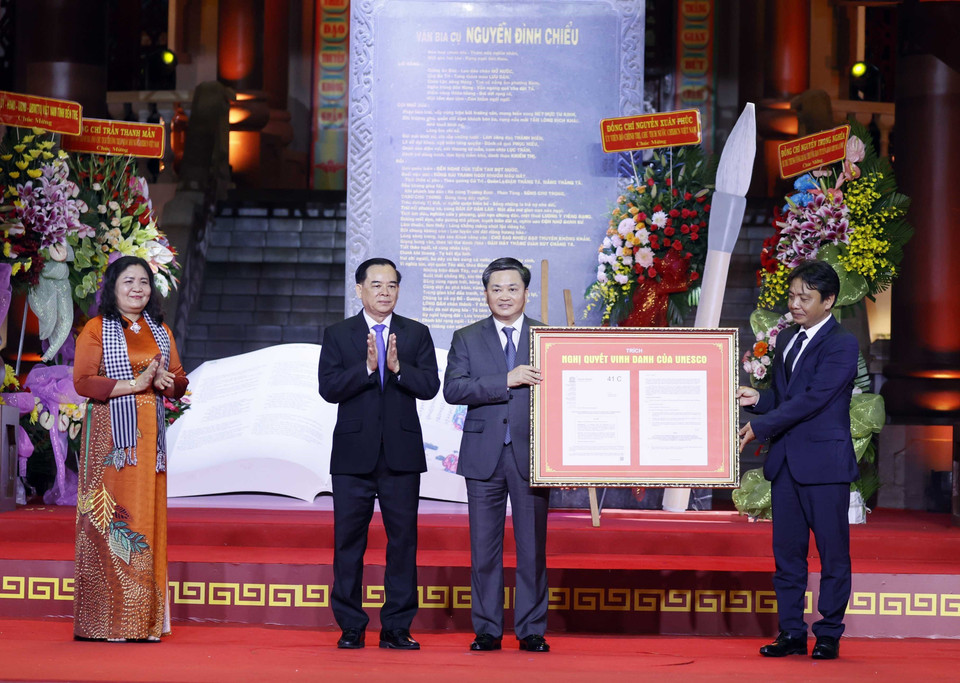 Ông Hoàng Đạo Cương, Thứ trưởng Bộ Văn hoá Thể thao và Du lịch trao Nghị quyết vinh danh của UNESCO cho tỉnh Bến Tre. (Ảnh: Thống Nhất/TTXVN)