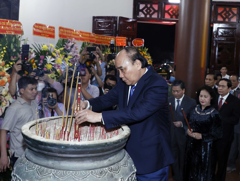 Chủ tịch nước Nguyễn Xuân Phúc dâng hương tưởng nhớ danh nhân Nguyễn Đình Chiểu. (Ảnh: Thống Nhất/TTXVN)
