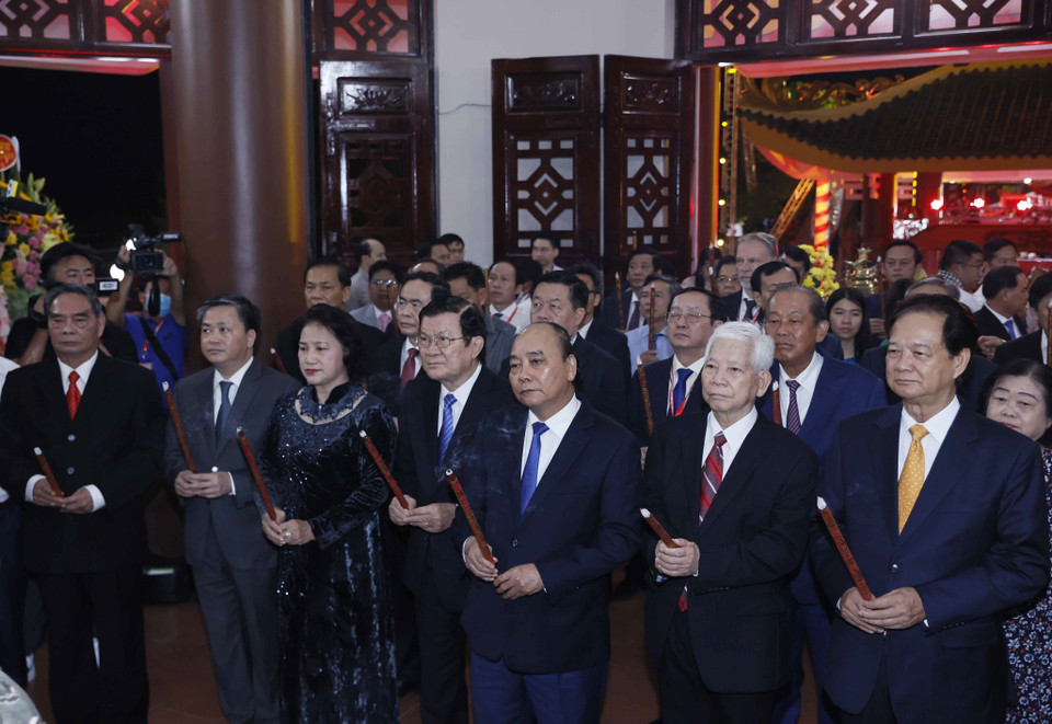 Chủ tịch nước Nguyễn Xuân Phúc cùng các đồng chí lãnh đạo, nguyên lãnh đạo Đảng, Nhà nước dâng hương tưởng nhớ danh nhân Nguyễn Đình Chiểu. (Ảnh: Thống Nhất/TTXVN)