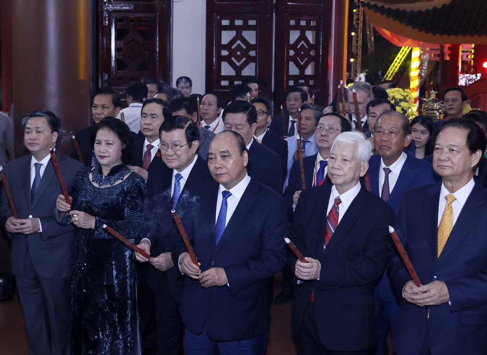 Chủ tịch nước Nguyễn Xuân Phúc dâng hương tưởng nhớ danh nhân Nguyễn Đình Chiểu. (Ảnh: Thống Nhất/TTXVN)