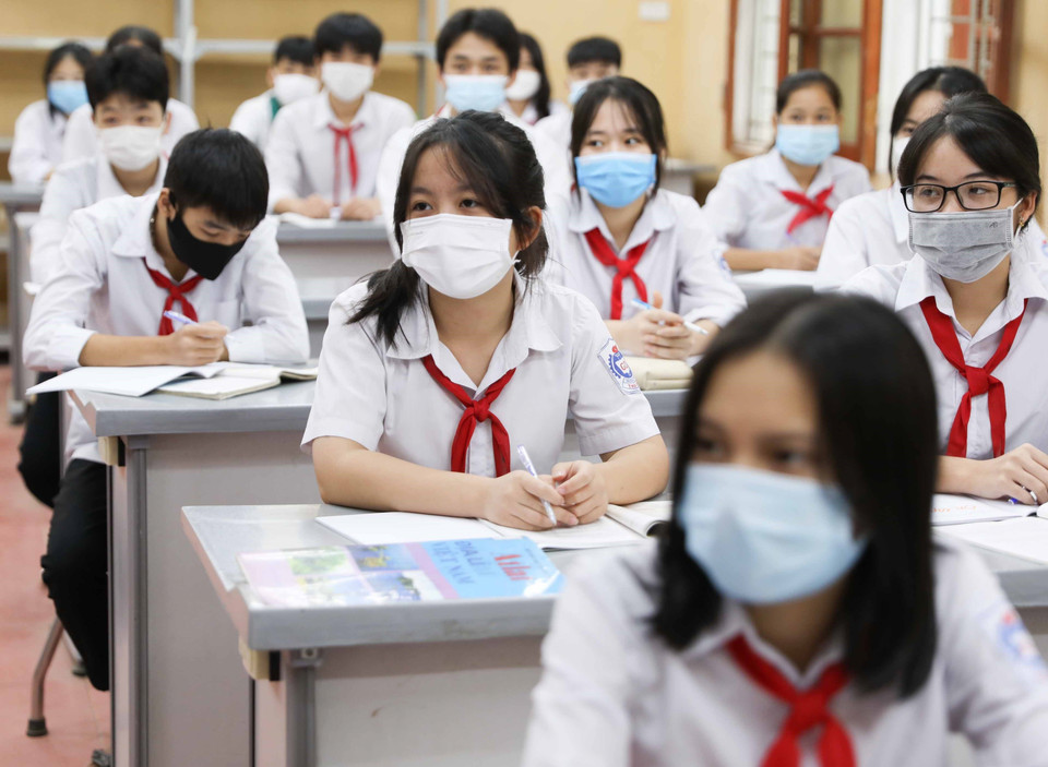 Học sinh lớp 9 trường THCS Thái Hòa, huyện Ba Vì đi học trực tiếp trở lại ngày đầu tiên. (Ảnh: Thanh Tùng/TTXVN)