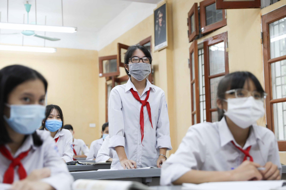 Học sinh lớp 9 trường THCS Thái Hòa, huyện Ba Vì đi học trực tiếp trở lại ngày đầu tiên. (Ảnh: Thanh Tùng/TTXVN)