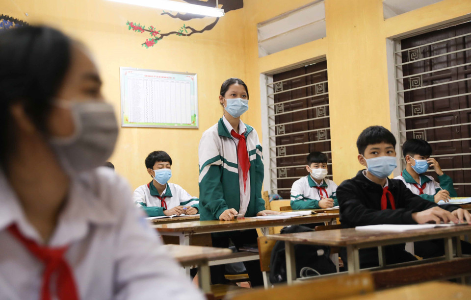 Hình ảnh học sinh lớp 9 trường THCS Thái Hòa, huyện Ba Vì đi học trực tiếp trở lại ngày đầu tiên. (Ảnh: Thanh Tùng/TTXVN)