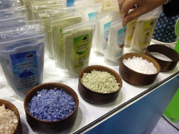 Muối nhuộm màu tự nhiên từ thảo dược của côngty Veunkham Salt, được sản xuất tại Lào. (Ảnh: PV/Vietnam+)