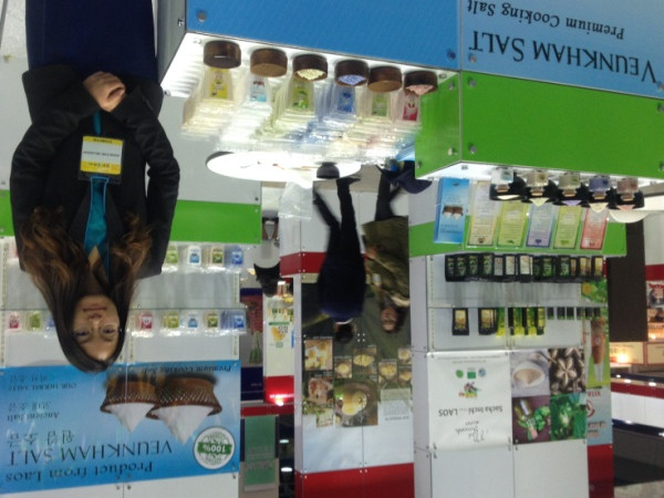 Gian hàng triển lãm của Veunkham Salt tại Seoul Food Week 2016. (Ảnh: PV/Vietnam+)
