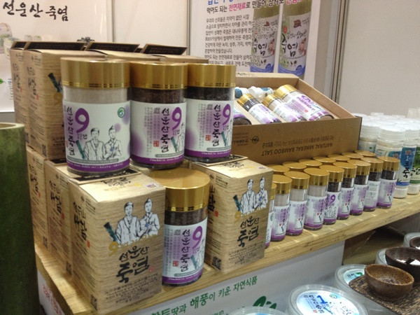 Muối tre chứa hàm lượng khoáng chất cao, phong phú nên được sử dụng đa dạng trong việc chế biến thực phẩm, mỹ phẩm, dược phẩm. (Ảnh: PV/Vietnam+)