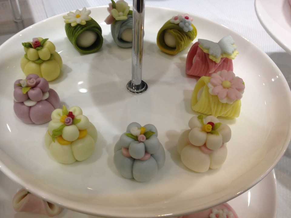 Mãn nhãn với những chiếc bánh kem nhỏ xíu của những người thợ làm bánh xứ kim chi. (Ảnh: PV/Vietnam+)