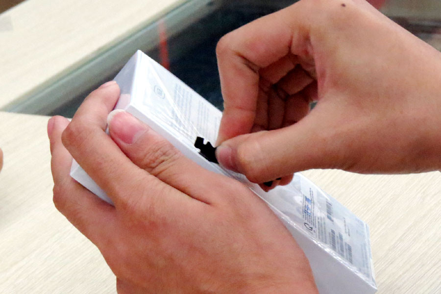 Chiếc iPhone SE chính hãng được 'mở hộp' tại FPT Shop, 45 Thái Hà, Hà Nội vào chiều 12/5. (Ảnh: Trung Hiền/Vietnam+)