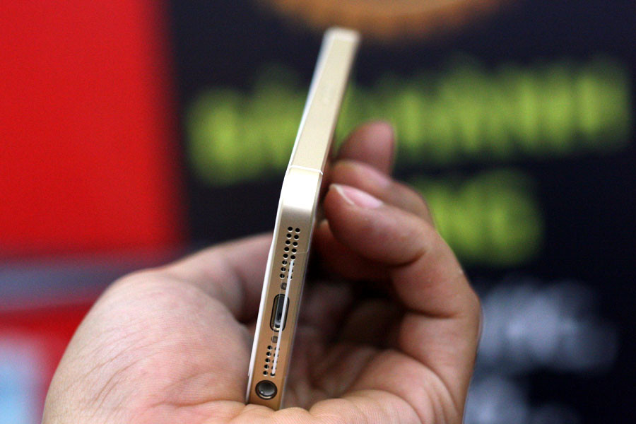 Loa được gắn phía dưới của máy, cùng với lỗ cắm sạc. (Ảnh: Trung Hiền/Vietnam+)