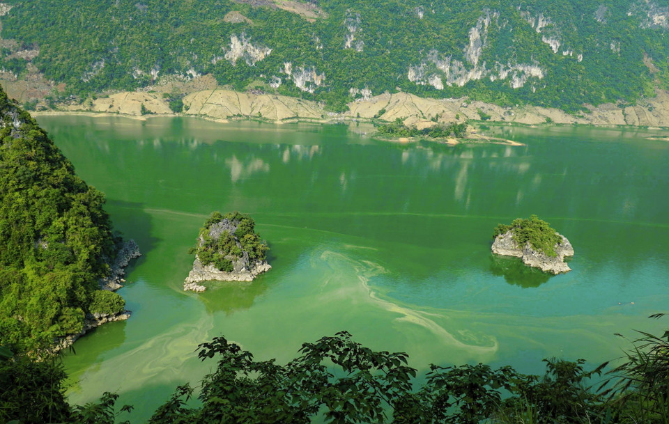 Những hòn đảo nhỏ giữa lòng hồ. (Ảnh: Xuân Tư/TTXVN)