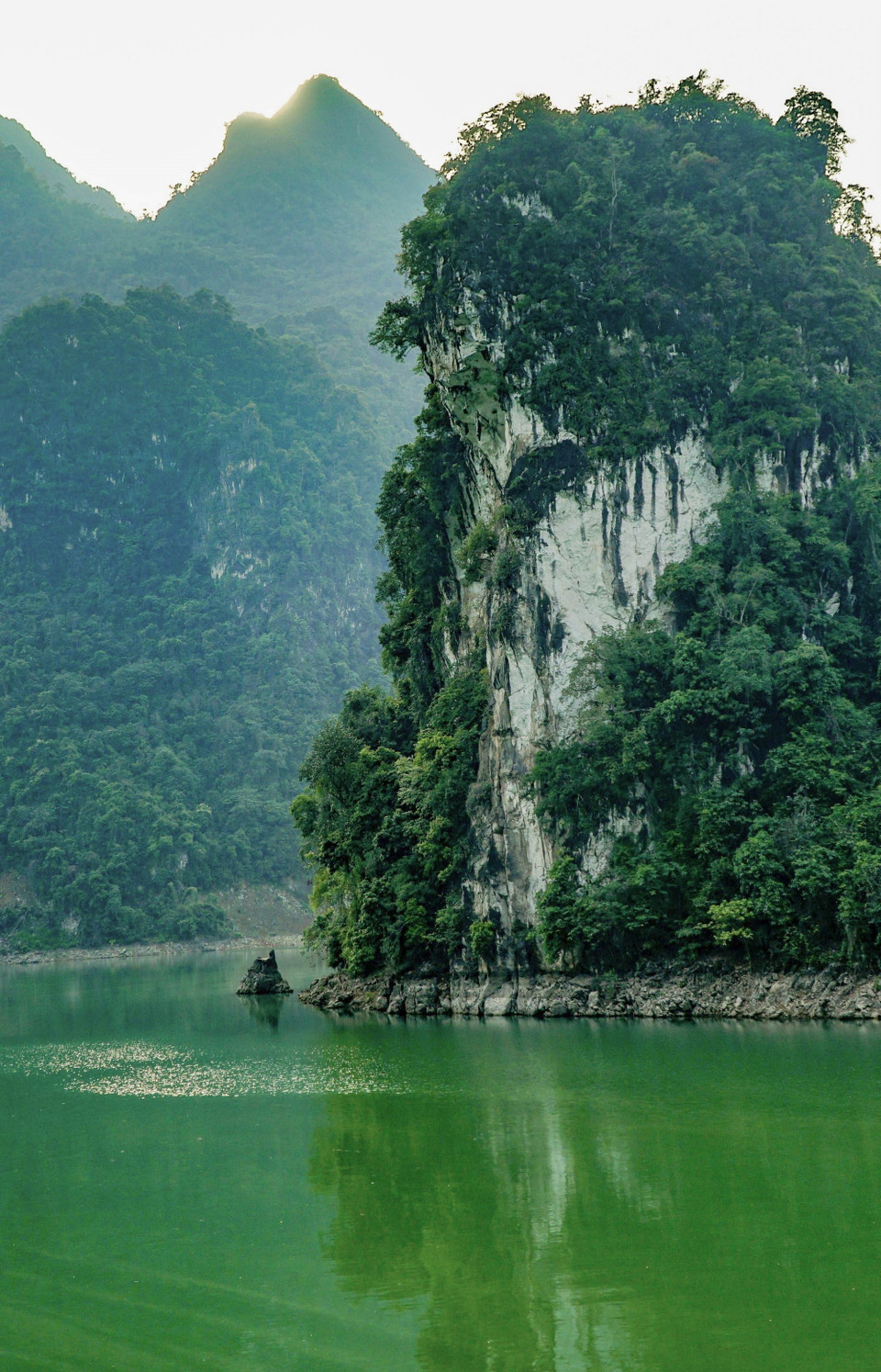 Phong cảnh sơn thủy hữu tình ở vùng "vịnh" Huổi Só. (Ảnh: Xuân Tư/TTXVN)