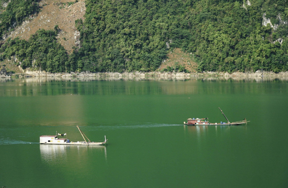 Những chiếc thuyền chạy trên lòng hồ. (Ảnh: Xuân Tư/TTXVN)