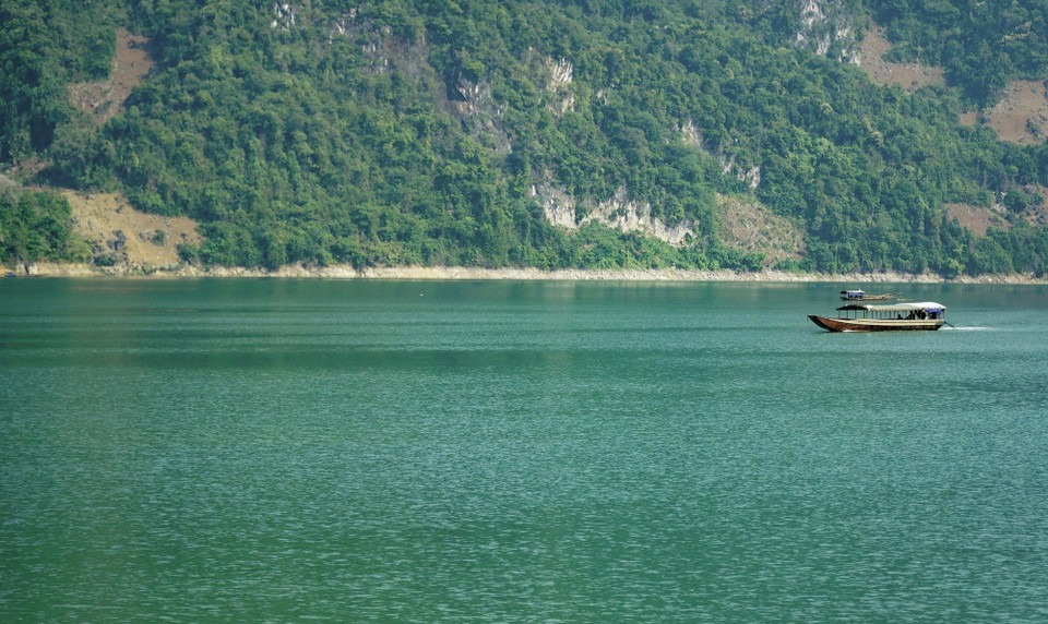 Những chiếc thuyền chạy trên lòng hồ. (Ảnh: Xuân Tư/TTXVN)