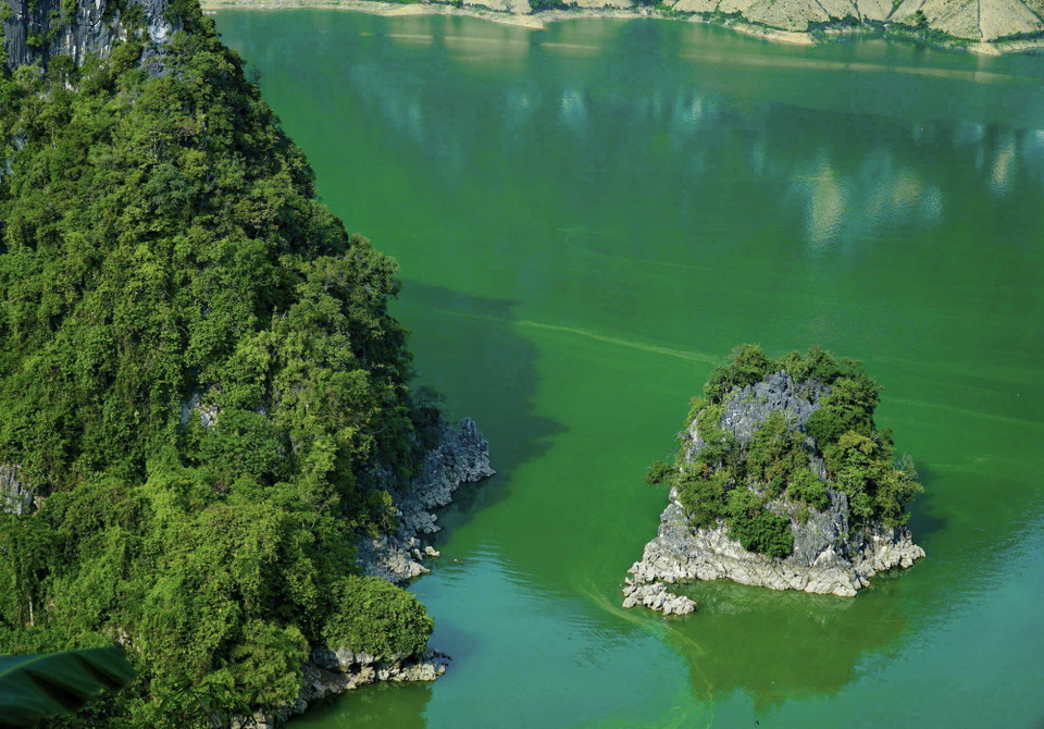 Những hòn đảo nhỏ giữa lòng hồ. (Ảnh: Xuân Tư/TTXVN)