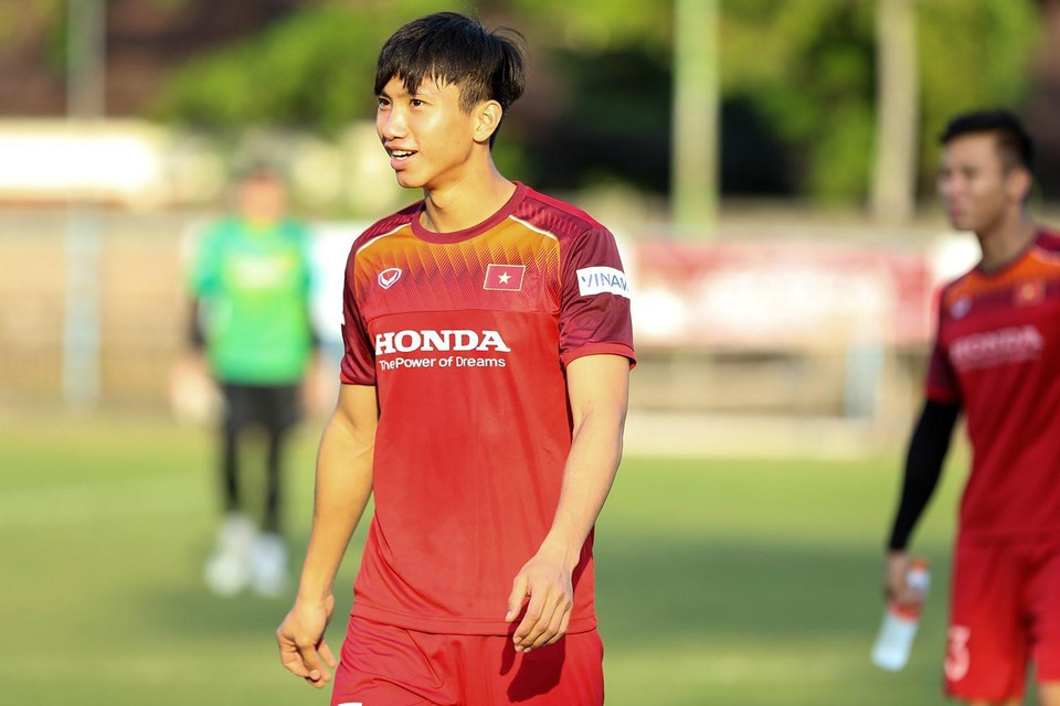 Hậu vệ Văn Hậu tỏ ra thoải mái trong buổi tập. (Ảnh: Hoàng Linh/TTXVN)