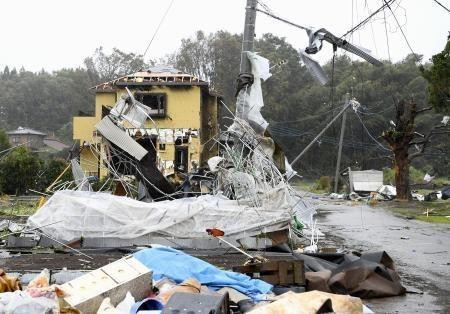 Nhiều ngôi nhà bị hư hại do ảnh hưởng của bão Hagibis tại Ichihara, gần Tokyo, ngày 12/10. (Nguồn: Kyodo/TTXVN)