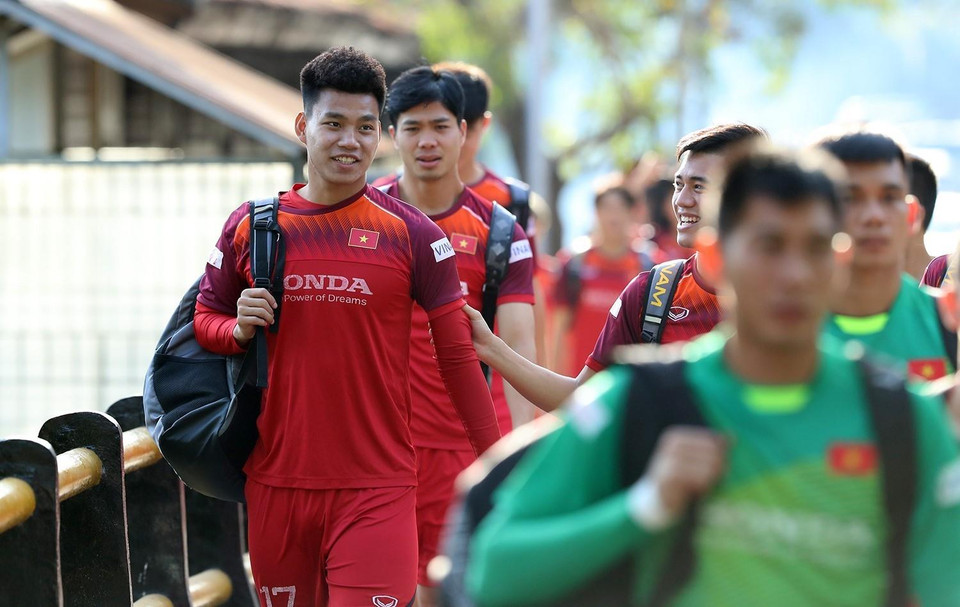 Do xe buýt chở đội tuyển Việt Nam quá lớn (xe 45 chỗ), không thể đi vào bên ngoài sân tập nên phải đỗ ngoài đường, còn toàn bộ đội tuyển Việt Nam phải xuống xe đi bộ vào, với khoảng cách 100m từ đường vào tới sân. (Ảnh: Hoàng Linh/TTXVN)