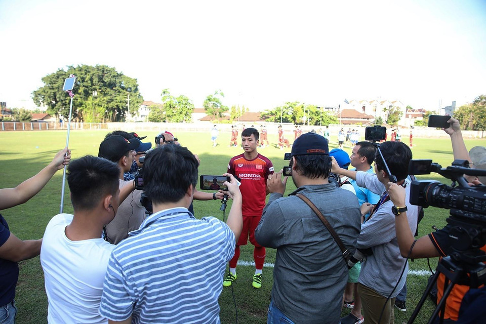 Trung vệ Bùi Tiến Dũng trả lời phỏng vấn trước khi diễn ra buổi tập. (Ảnh: Hoàng Linh/TTXVN)