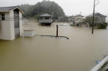 Cảnh ngập lụt sau những trận mưa lớn do ảnh hưởng của siêu bão Hagibis tại Ise, tỉnh Mie, Nhật Bản, ngày 12/10. (Nguồn: Kyodo/TTXVN)