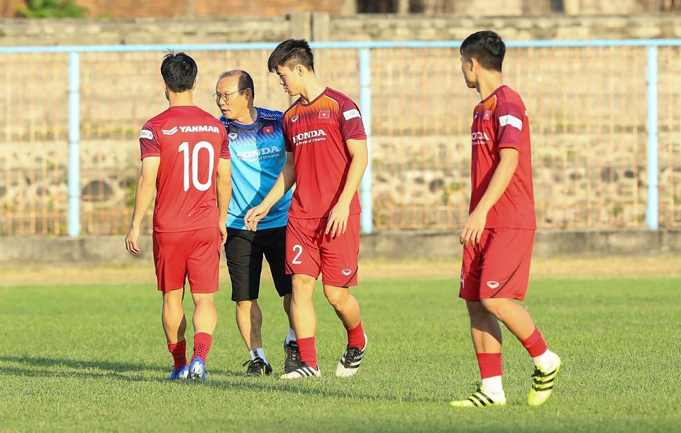 HLV Park Hang-seo hướng dẫn Duy Mạnh và Công Phượng tập luyện. (Ảnh: Hoàng Linh/TTXVN)