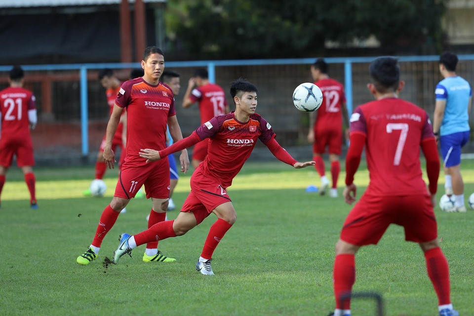 Các cầu thủ tỏ ra thoải mái trong buổi tập. (Ảnh: Hoàng Linh/TTXVN)