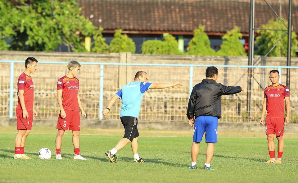 HLV Park Hang-seo hướng dẫn các cầu thủ tập luyện. (Ảnh: Hoàng Linh/TTXVN)