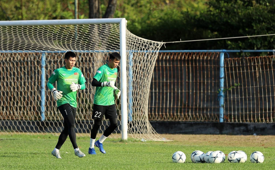 Thủ môn Phạm Văn Cường (trái) và Nguyễn Tuấn Mạnh (phải). (Ảnh: Hoàng Linh/TTXVN)