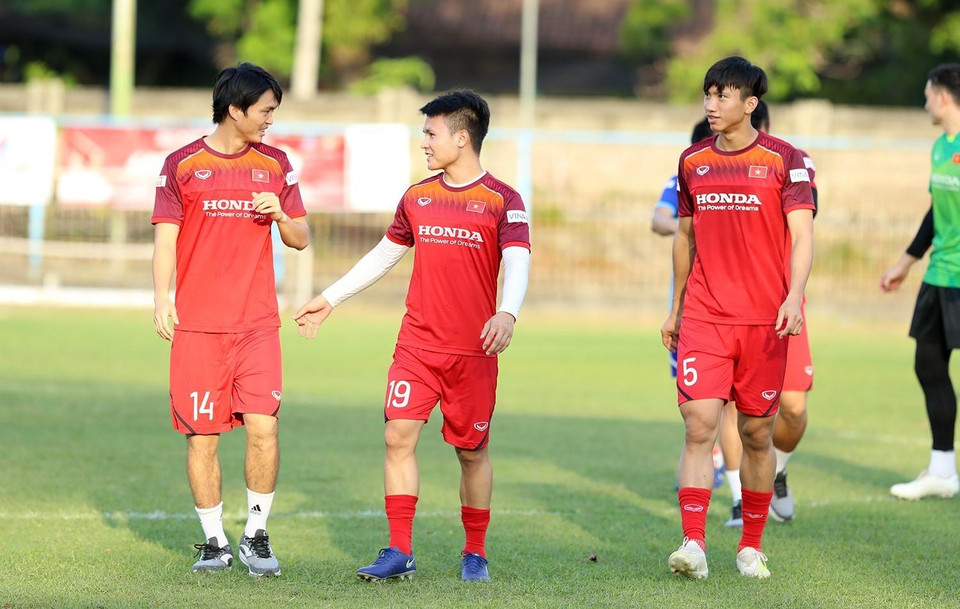  (từ trái sang): Tuấn Anh, Quang Hải và Văn Hậu tỏ ra thoải mái trong buổi tập. (Ảnh: Hoàng Linh/TTXVN)